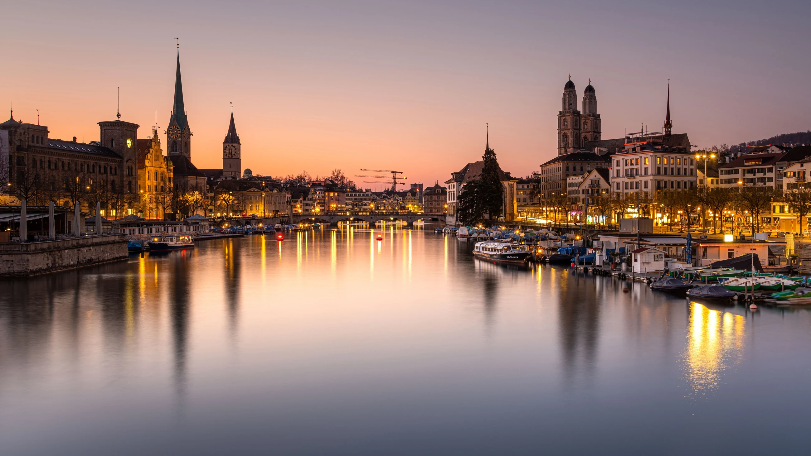Zürcher Altstadt an der Limmat in der Abenddämmerung